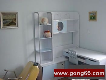 这是刚装修完的书房一角