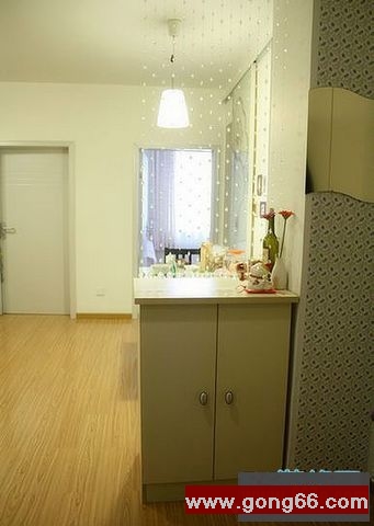 高手超省钱DIY装修,改造48平二手旧屋变时尚公寓。屋主巧妙利用仿名牌的“山寨”家具,低成本打造简约时尚的小公寓。快跟随镜头一起去看看吧!