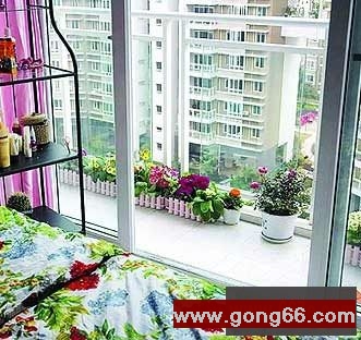 阳台作为花园来设计，在考虑和整体装修风格协调统一的同时，可引入田园的造景元素，如铺木栈道地板，鹅卵石装点，用盆景、假山等小景观来提升休闲阳台的自然气息。